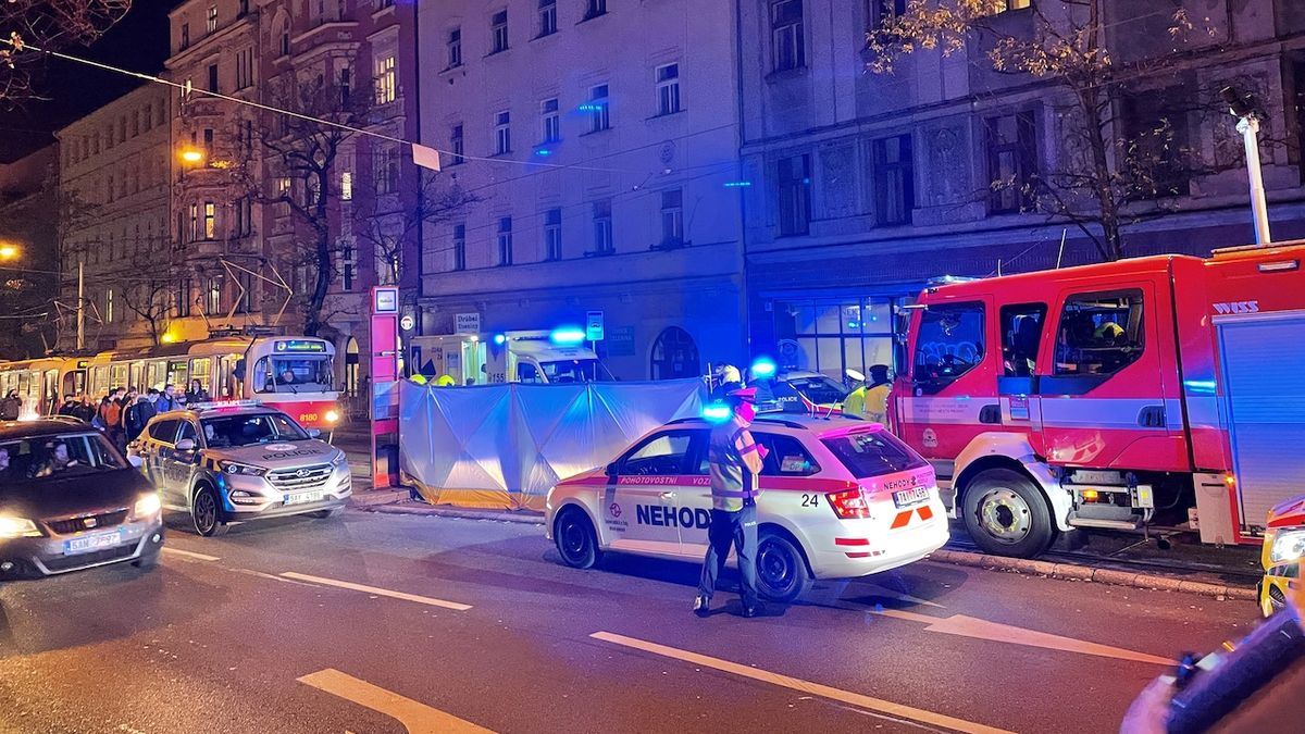 Na zastávce v Praze srazilo auto chodce. Mladík zemřel, řidiče hledá policie